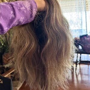 Blonde highlighted wavy wig